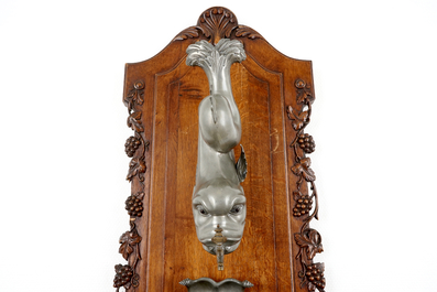 Een tinnen wandfontein op houten drager, wellicht Duits, 18/19e eeuw