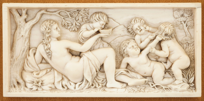 Een set van 4 fraaie ivoren reli&euml;fs met bacchantische voorstellingen, 19e eeuw