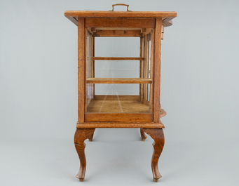A wooden tea cabinet and a carved wood vase stand, 19/20th C.