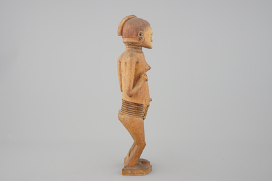 Une figure africaine en bois sculpt&eacute;, Pende ou Chokwe, Congo, 1&egrave;re moti&eacute; du 20&egrave;me