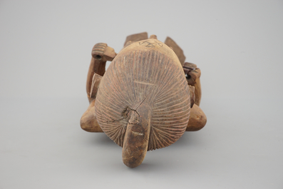 Une figure africaine en bois sculpt&eacute;, Pende ou Chokwe, Congo, 1&egrave;re moti&eacute; du 20&egrave;me