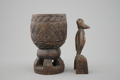 Een houten Kuba beker en een zo&ouml;morf ornament, Congo, 20e eeuw