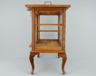 A wooden tea cabinet and a carved wood vase stand, 19/20th C.