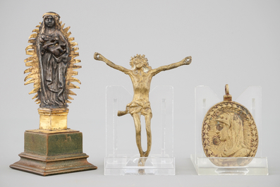 Un lot d'objets religieux, incl. une miniature, deux icones de voyae, etc..