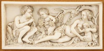 Een set van 4 fraaie ivoren reli&euml;fs met bacchantische voorstellingen, 19e eeuw