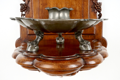 Une fontaine et son bassin en &eacute;tain sur socle en bois sculpt&eacute;, 18/19&egrave;me