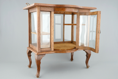 A wooden tea cabinet and a carved wood vase stand, 19/20th C.