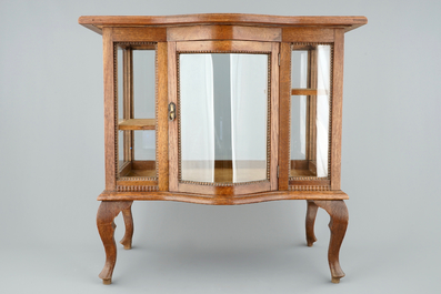 A wooden tea cabinet and a carved wood vase stand, 19/20th C.