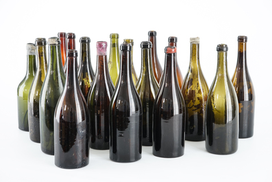 Een collectie van 18 groenglazen wijnflessen, 19e eeuw