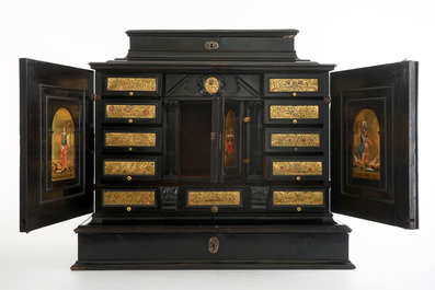 Un cabinet flamand en &eacute;b&egrave;ne et d&eacute;cors peints, Anvers, 17&egrave;me