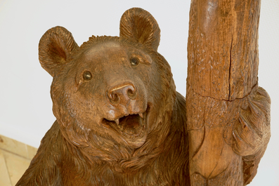 A carved wood coat and umbrella hall rack with two bears on a tree, Black Forest, 1st half 20th C.