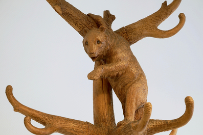 A carved wood coat and umbrella hall rack with two bears on a tree, Black Forest, 1st half 20th C.