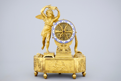 Een Empire skeletpendule in brons en emaille met decor van Cupido, Frankrijk, begin 19e eeuw