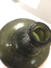Een groen glazen wijnfles, wellicht Nederland, 17e eeuw