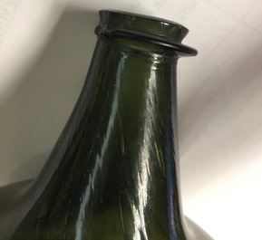 Twee vroege glazen flessen, een met wapenschild, 17e en 18/19e eeuw