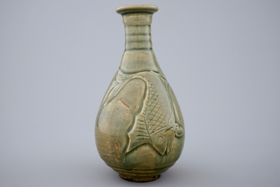 A Chinese dark celadon glazed vase with fish, 19/20th C.