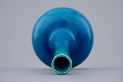 Un vase monochrome turquoise en porcelaine de Japon, Awaji, 19&egrave;me