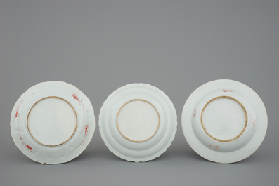 Un lot de 3 belles assiettes en porcelaine de Chine d'&eacute;poques Kangxi, Yongzheng et Qianlong, 18&egrave;me