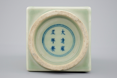 Een celadon glazuur cong vaas met Yongzheng zes-karaktermerk, 19/20e eeuw