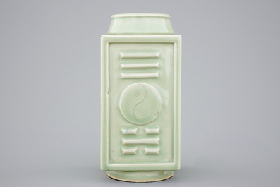 Een celadon glazuur cong vaas met Yongzheng zes-karaktermerk, 19/20e eeuw
