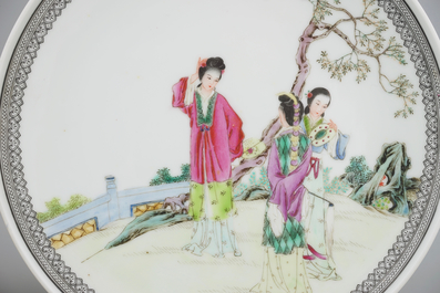 Een set van drie Chinese famille rose borden, Republiek, 20e eeuw