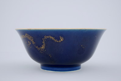 Un bol en porcelaine de Chine bleu poudr&eacute; et dor&eacute; &agrave; d&eacute;cor de dragons, 18/19&egrave;me