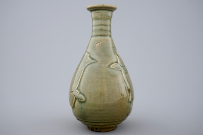 Een Chinees flesvormig vaasje met donker celadon decor van vissen, 19/20e eeuw