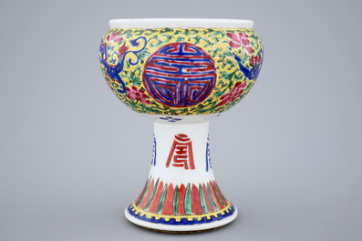 Een ongewone Chinese famille rose stem cup met draken, 19e eeuw
