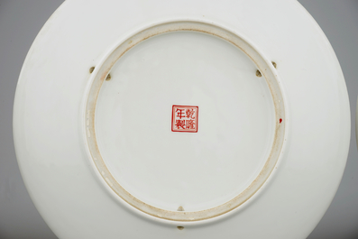 Un lot de 3 assiettes en porcelaine de Chine famille rose, 20&egrave;me