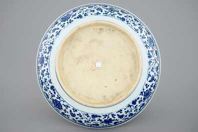 Un plat en porcelaine de Chine de style Ming en bleu et blanc &agrave; d&eacute;cor floral, Yongzheng/Qianlong