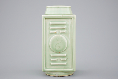 Un vase chinois de forme cong en c&eacute;ladon, marque de Yongzheng, 19/20&egrave;me