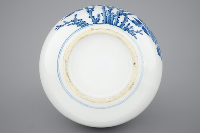 Un vase de forme bouteille en porcelaine de Chine bleu et blanc, 20&egrave;me