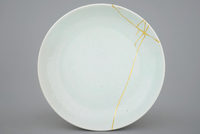Un plat en porcelaine de Chine monochrome &agrave; d&eacute;cor sgraffito, Kangxi