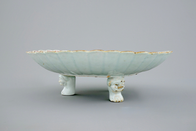 Un plat godronn&eacute; sur pieds en porcelaine de Chine famille rose, Qianlong, 18&egrave;me