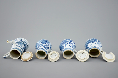 Un huilier et vinaigrier en porcelaine de Chine bleu et blanc d'export, Qianlong, 18&egrave;me