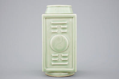 Een celadon glazuur cong vaas met Yongzheng zes-karaktermerk, 19/20e eeuw