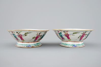 A pair of Chinese famille rose bowls and 3 covered boxes, 19th C.