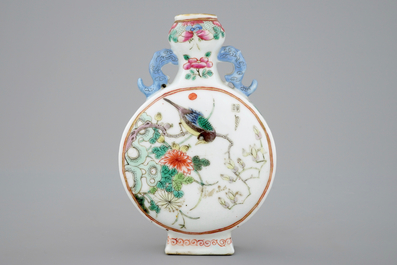 Een kleine Chinese famille rose moonflask, vroeg 19e eeuw