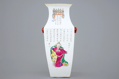 Een vierkante Chinese famille rose vaas met decor van Wu Shuang Pu, 19e eeuw