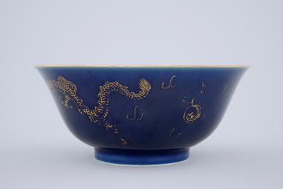 Een Chinese bleu poudr&eacute; kom met verguld decor van draken, 18/19e eeuw