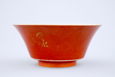 A Chinese coral red and gilt bowl, 18/19th C.