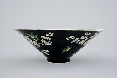 Un bol en porcelaine de Chine famille noire de forme conique, 19&egrave;me
