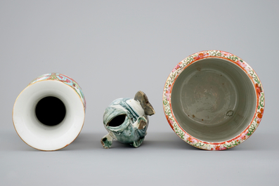 Deux vases en porcelaine de Canton famille rose et un poisson d'Arita, Japon, 19&egrave;me