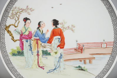 Een set van drie Chinese famille rose borden, Republiek, 20e eeuw
