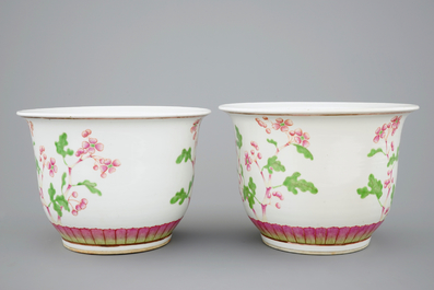 Une paire de jardini&egrave;res en porcelaine de Chine famille rose, 19&egrave;me