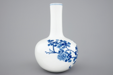 Een blauw-witte Chinese bolvaas met floraal decor, 20e eeuw