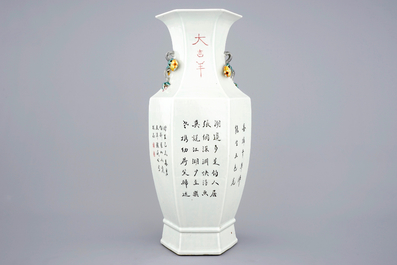 Een octagonale Chinese vaas met qianjiang cai decor, 19/20e eeuw