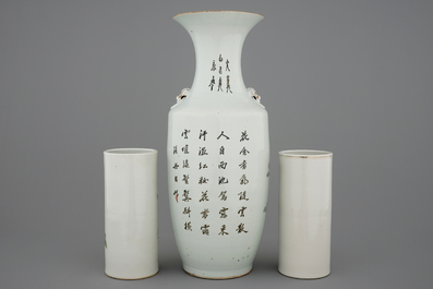 Un grand vase en porcelaine de Chine et deux porte-chapeaux en porcelaine de Chine famille rose, 19/20&egrave;me