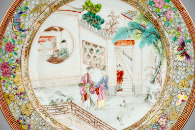 Een fijn Chinees famille rose bord met vlinders op de rand, Yongzheng, 1723-1735