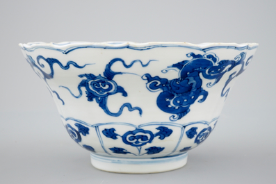 Een kom en een bord in blauw-wit Chinees porselein, Kangxi